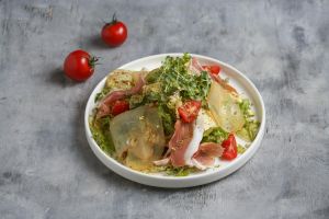  Պռոշուտոյով և կարամելացված  տանձով աղցան 