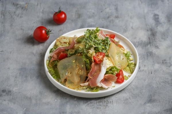  Պռոշուտոյով և կարամելացված  տանձով աղցան 