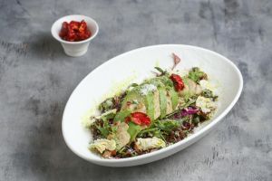 Հավով և ավոկադոյով աղցան