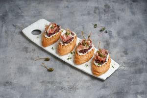 Բրուսկետա Կալամատայով և Պրոշուտոյով